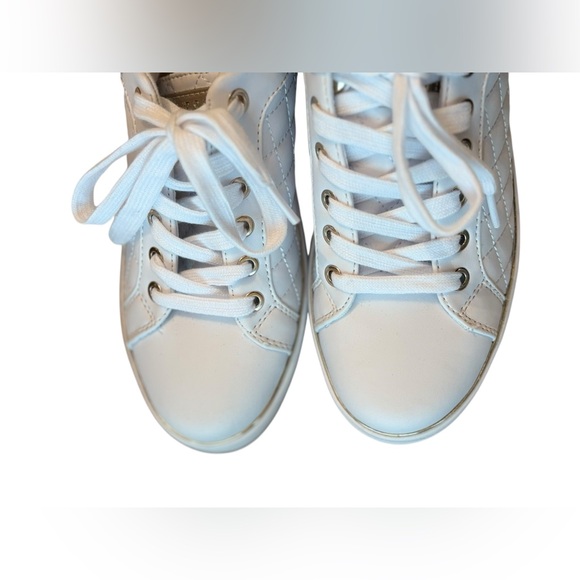 GUESS | Reney Chain Quilted Sneakers | Size 7.5 - Picture 11 of 16